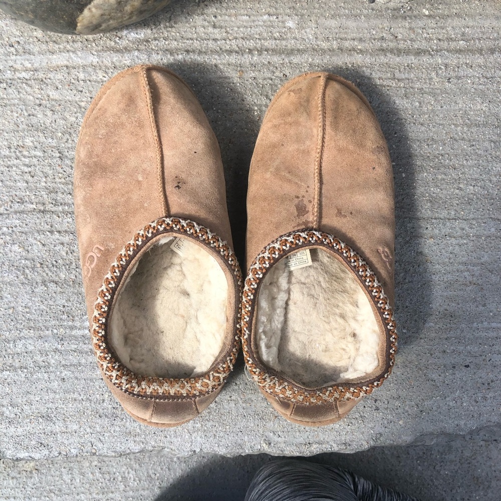 Uggs slippers size 6